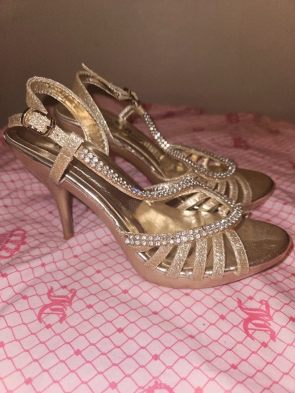 Golden heels - Picture 2 of 6